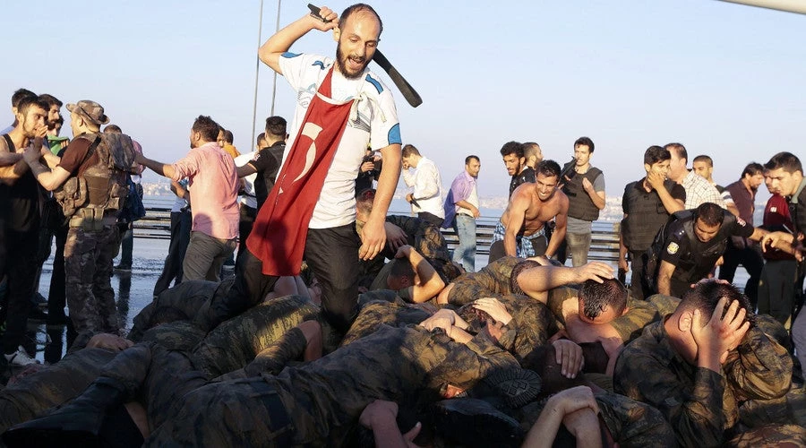 Eμφυλιοπολεμικό κλίμα στη Τουρκία: Νέα κατρακύλα στη τουρκική οικονομία – Ακονίζουν τα όπλα οι «Γκρίζοι Λύκοι»